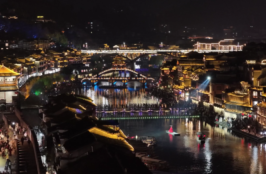 2026新年第一站锁定凤凰！灯火漫沱江，游人沉浸式邂逅千年古城韵味
