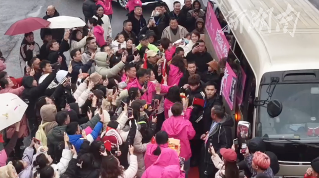 元旦不宅家！湘超常德队人气太旺，西洞庭男女老少冒寒“追星”