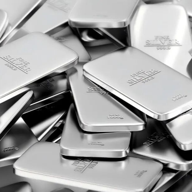 2025年商品市场极致分化：白银大涨146%，原油暴跌超18%