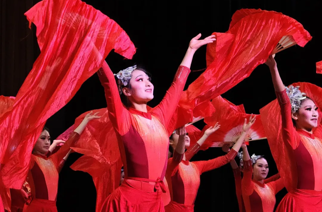 教师歌颂党恩 学生筑梦有门