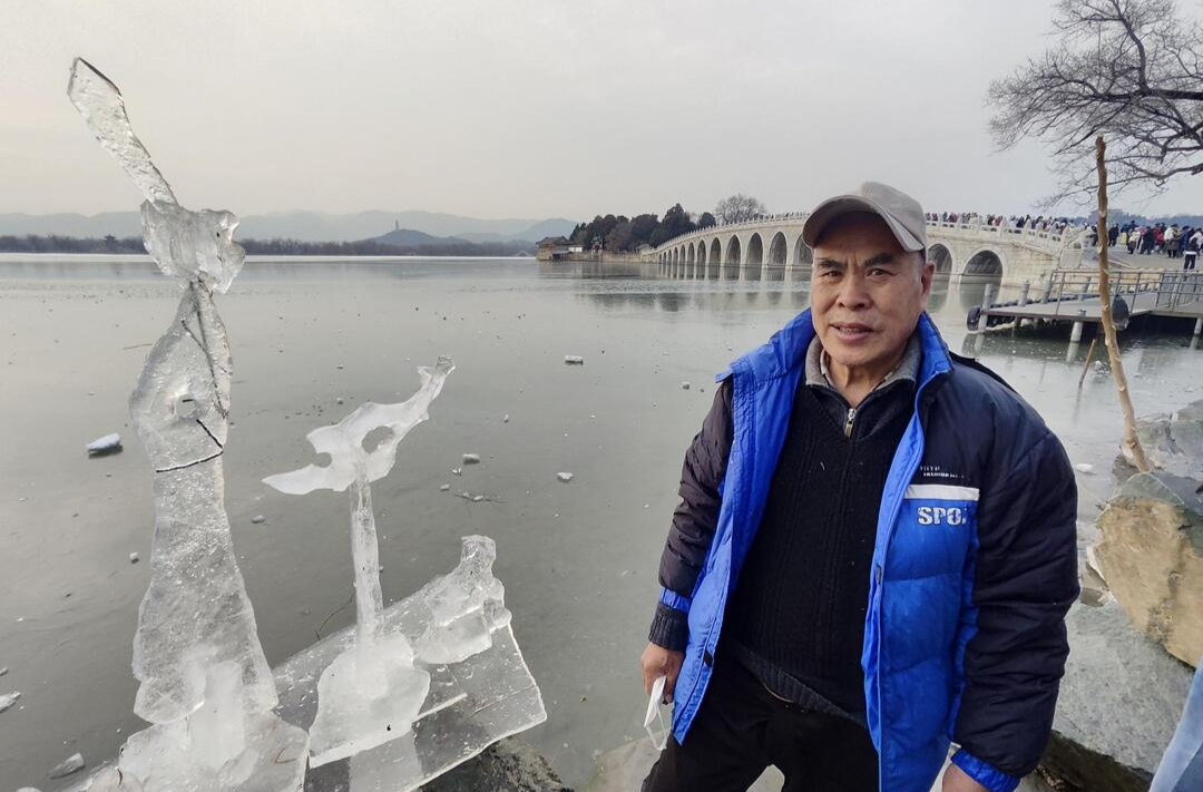 游客争相打卡！颐和园“冰雕大爷”火了