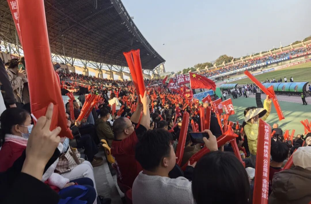 湖南：当足球遇上法典，“湘超”赛场变身普法新阵地 