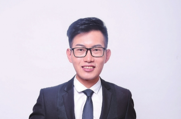 青年导演王东：唯有热爱，可抵岁月漫长丨湘江副刊·艺风