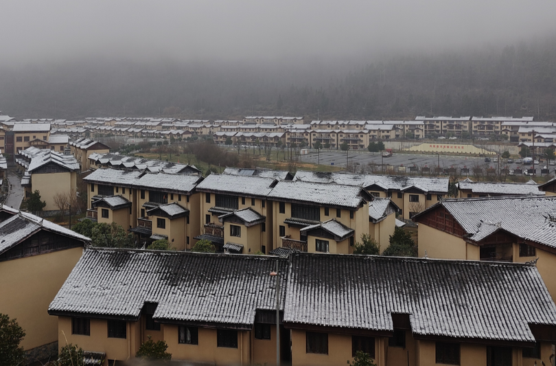 瑞雪映苗寨，振兴绘新篇