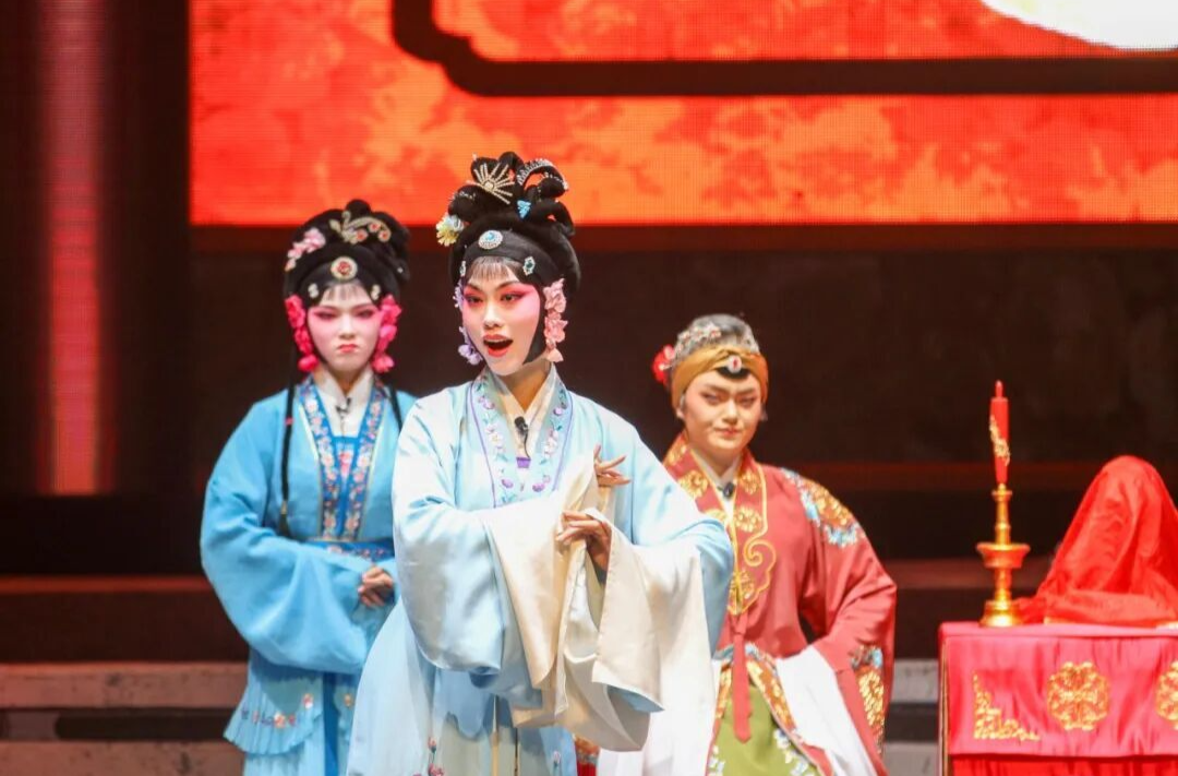 00后联袂“老戏骨”惊艳亮相！资兴市戏曲盛宴赢满堂彩