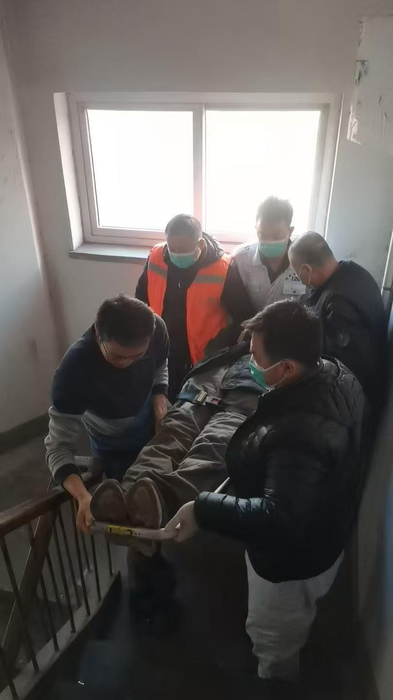 九旬老人摔伤颅内出血，众人接力暖心救助