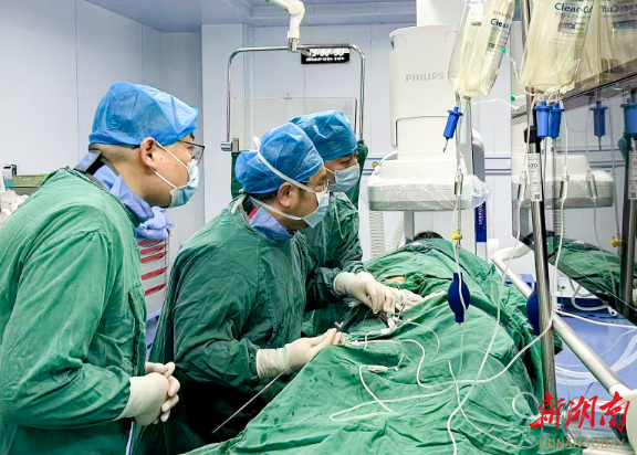 73岁、多病、颅内有“不定时炸弹”……如此高风险，益阳医专附属医院仅凭一个“小创口”助其脱险