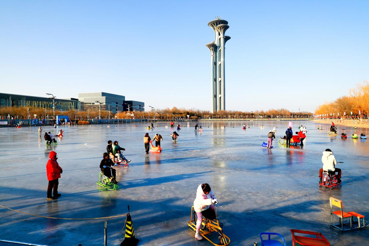 北京奥林匹克公园龙形水系冰场“开冰”