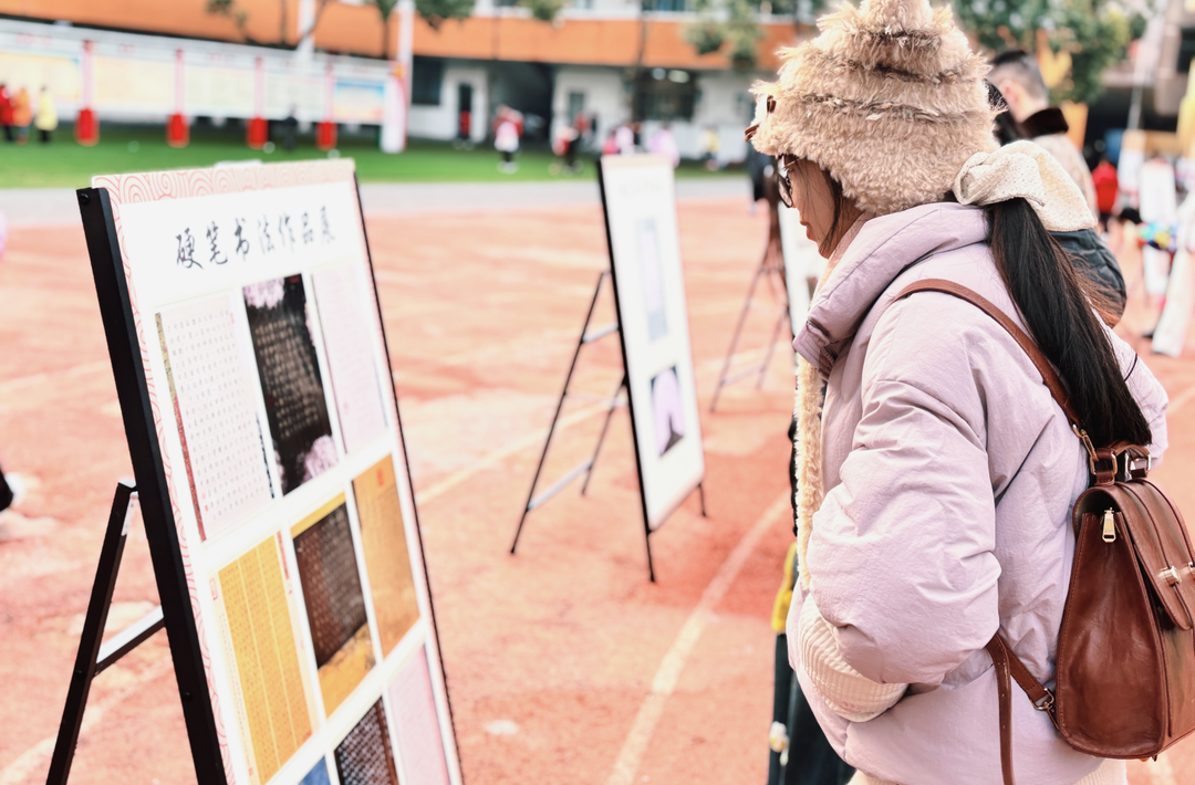 以墨传情铭记历史 以笔为媒家校共育——麻阳苗族自治县第一锦江小学举办首届“教联体”学生书法展暨纪念抗战胜利80周年作品展