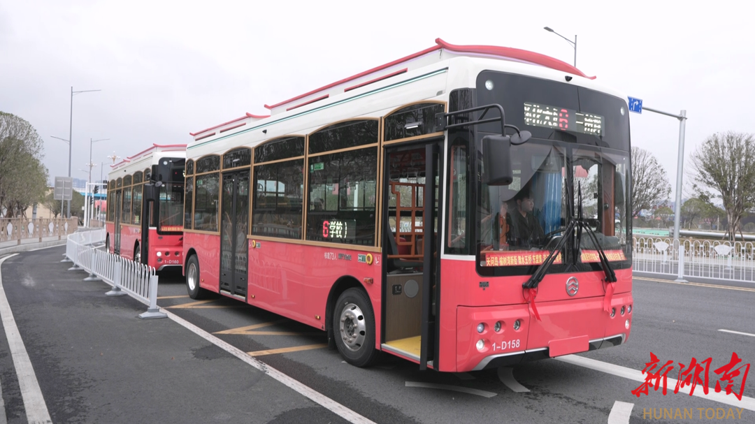 怀化城区：复古环保公交车 串联城市文旅地标