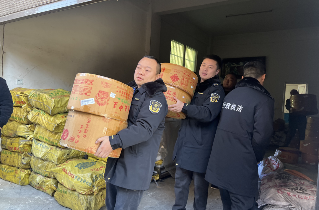 龙山县铲除一处烟花爆竹“黑窝点”