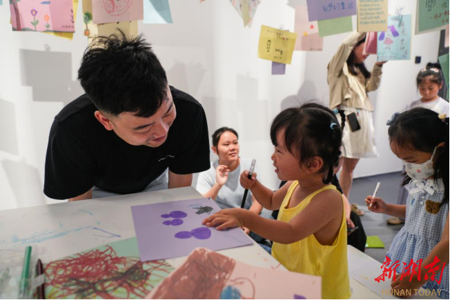 以“共创”启发“对话”，家庭美育助力亲子沟通