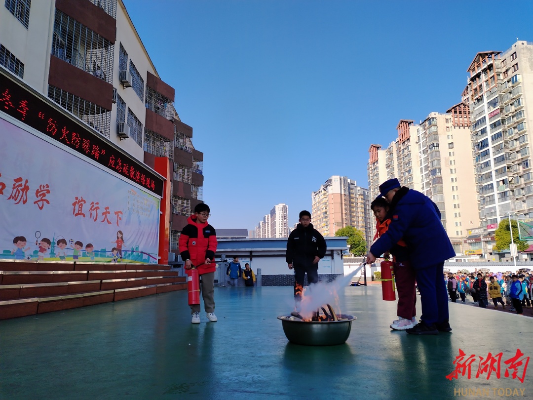 张家界敦谊小学开展冬季“防火防踩踏”疏散演练