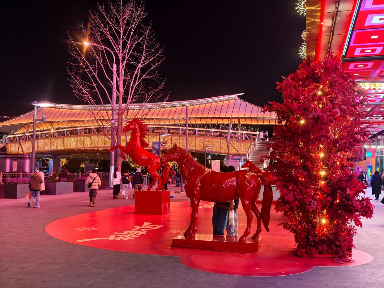 年味渐浓！西单商圈彩灯、雕塑装点节庆氛围