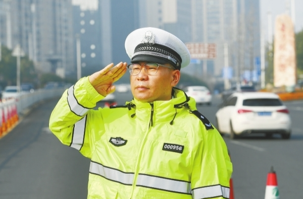 【擔當作為開新局】一“馬”當先 路暢人安——記“全省擔當作為優秀干部”馬鬃飄