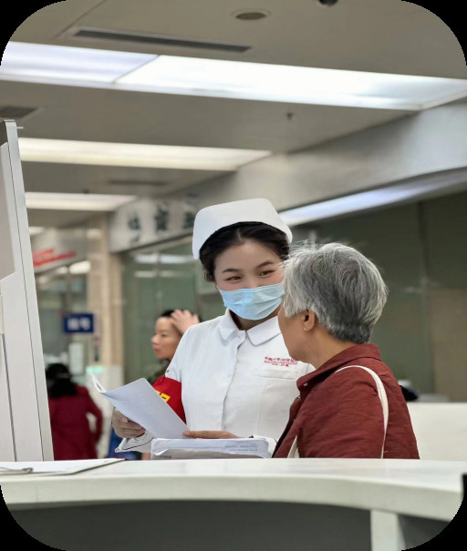 急诊科护士戴上“红袖章”，成了患者“临时亲人”