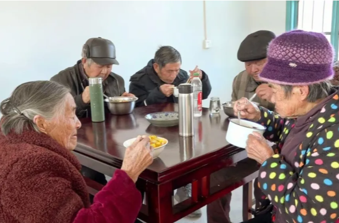 乡村大食堂温情开餐 托起老人“舌尖上的幸福晚年”
