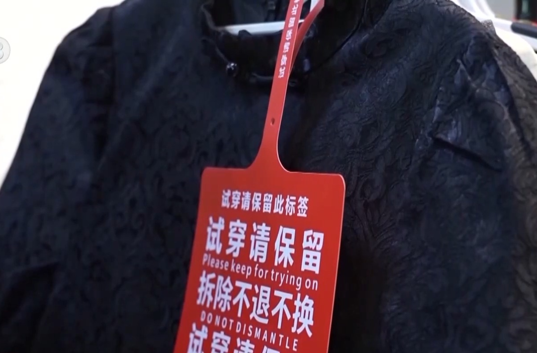 为防“蹭穿”与恶意退货，商家纷纷挂上巨大吊牌，从业者：卖出40件演出服很快被退回，明显被穿过