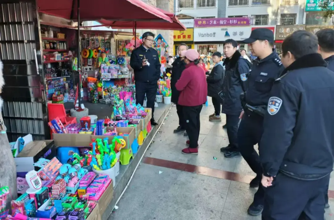 岳塘区多部门联动执法 严抓烟花爆竹禁燃禁放