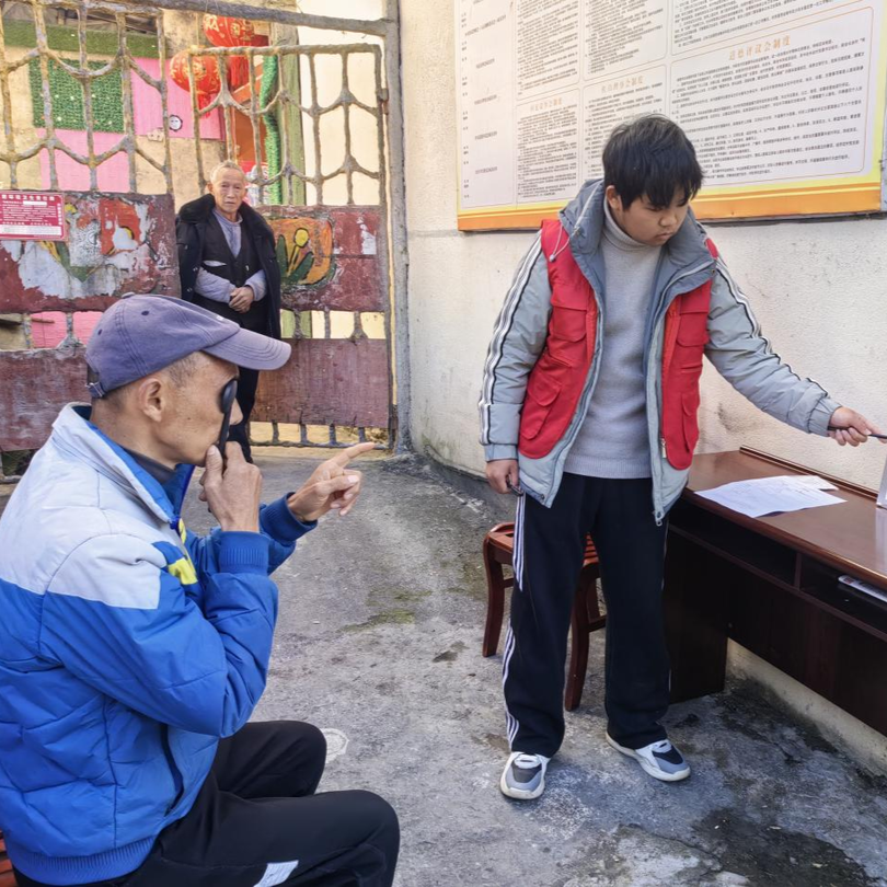 测视力、送老花镜，这场公益活动到凤凰县水田村送“光明”