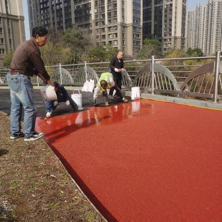 “心头堵”变“舒心路”，龙王港桥面人行道旧貌焕新颜