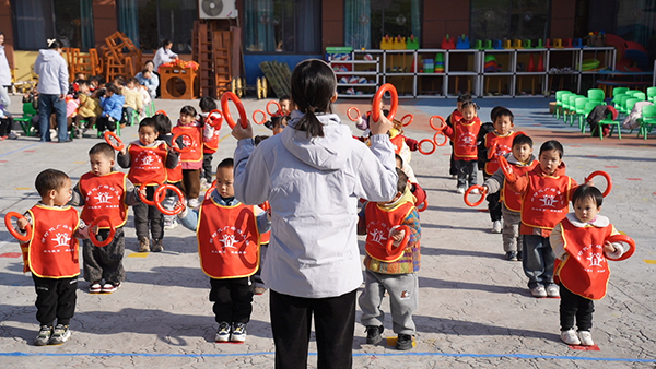 衡阳县新时代广场幼儿园：萌娃器械操，赛出精气神