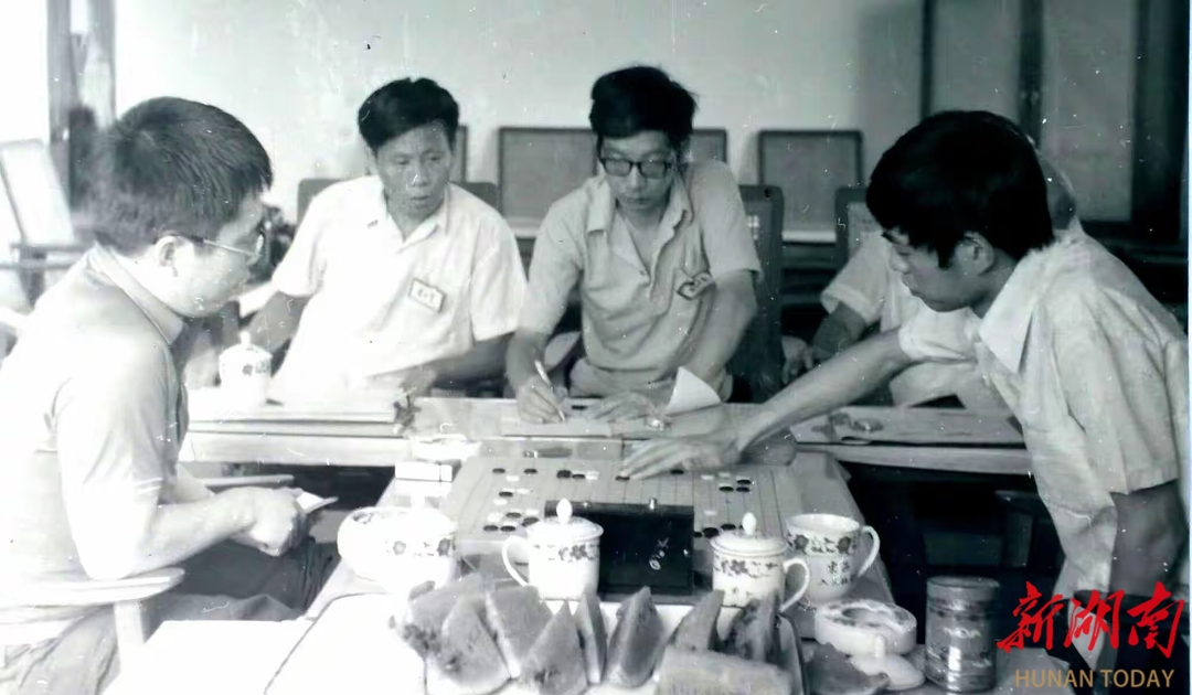 紀(jì)念“棋圣”②丨恩師聶衛(wèi)平首次來(lái)湘，與31名長(zhǎng)沙棋迷車(chē)輪戰(zhàn)