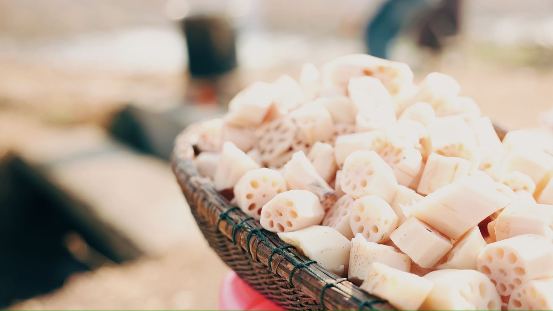 一条短视频 一场直播 引来无数“挖藕人”