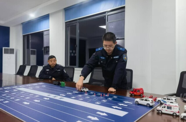 高速交警如何练兵？直击“沙盘摆兵 路面实战”现场