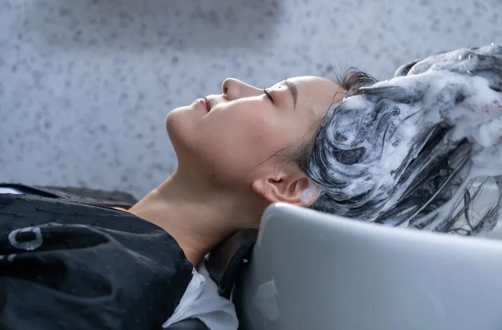 同样是洗头，为什么理发店洗完就能好几天不油？