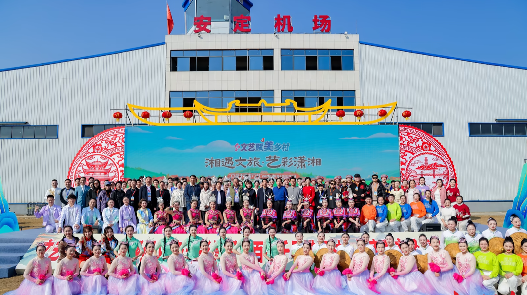 “百县千团进万村”湖南群文轻骑队走进平江