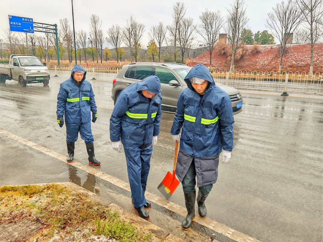 风雪中的暖流与坚守