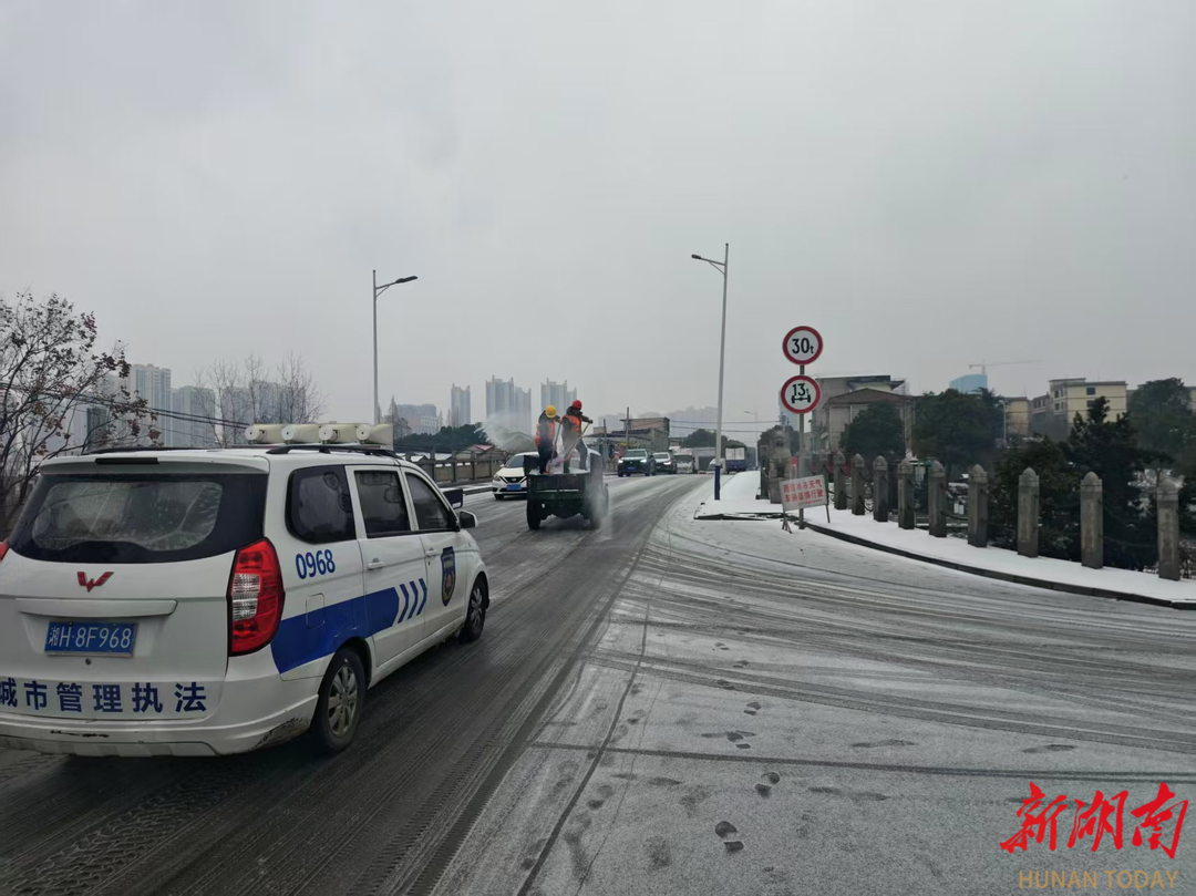 雪落就行动！南县主干道上，一群“橙色身影”凌晨挥铲撒盐保安全
