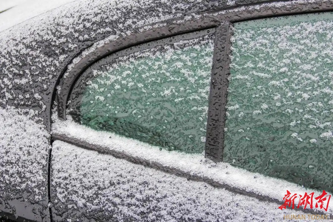 爱车被“冻”住怎么办？交警教您1分钟清理车窗