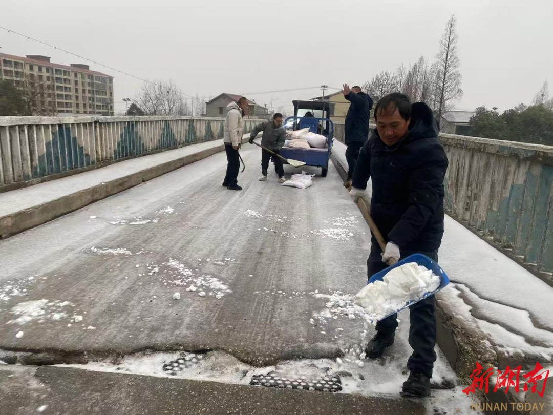 风雪天里，金盆镇的“敲门”行动和撒盐车让平安不封冻