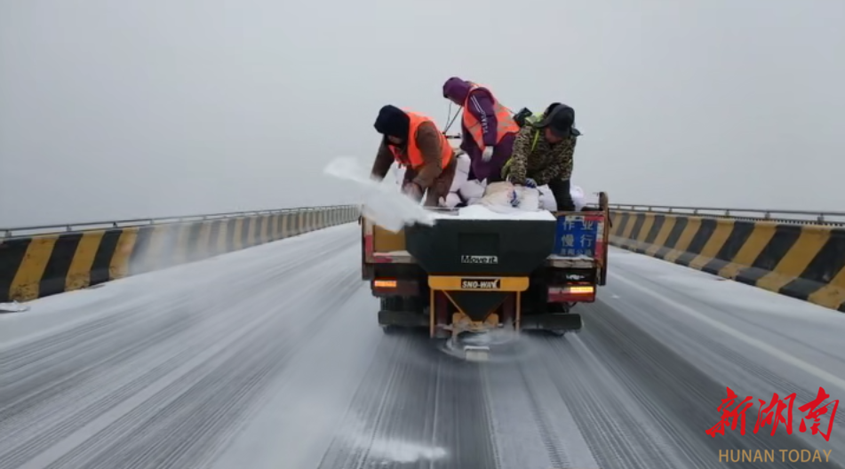 应对低温雨雪冰冻天气，资阳区党员干部冲锋在前
