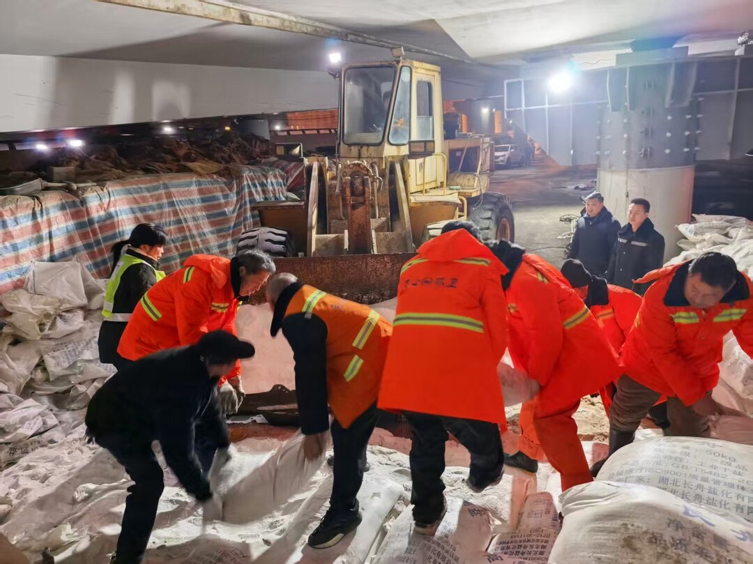 寒潮来袭 “橙”风破浪 天心环卫昼夜奋战保畅通