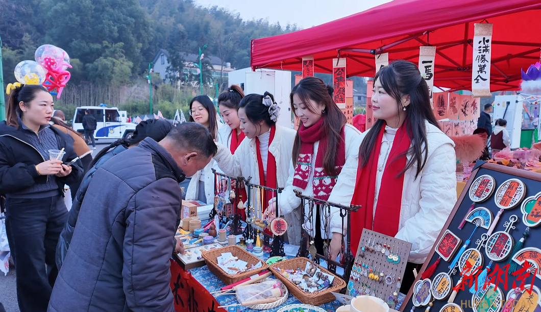 蜜蜂姐、红薯粉、跨国演唱会……桃江的年味交织着文化的活力与政策的暖意