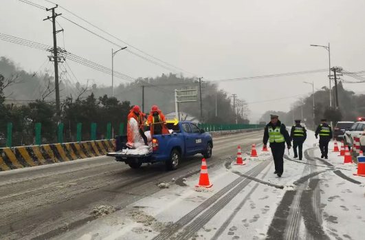 当雪花飘落星城，他们全力筑牢安全防线