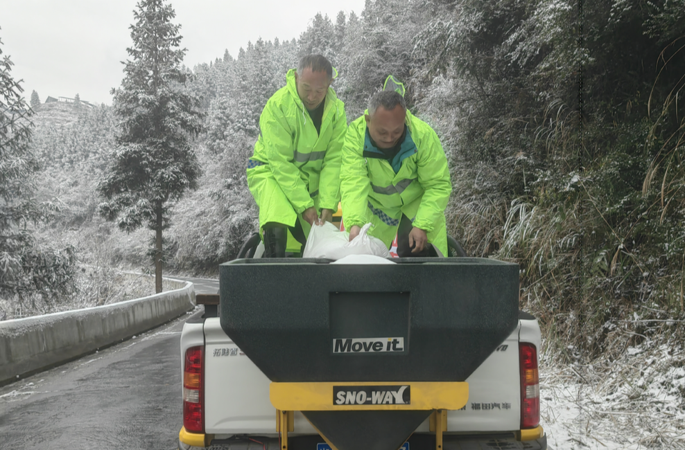 抢通160公里！保靖公路养护中心迎战今冬初雪交出“硬核答卷”