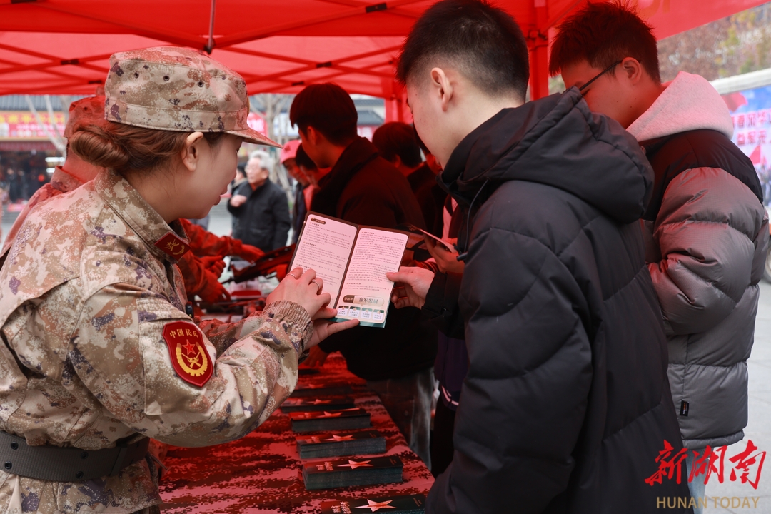 雁峰区人武部国防教育暨征兵宣传活动走进回雁峰景区