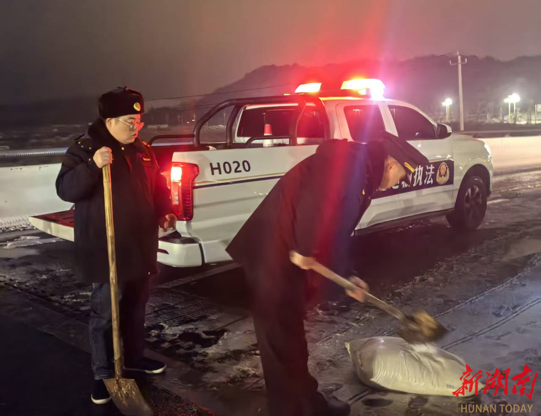 益阳市高铁南站（火车站）交通运输事务中心出动120人除冰保畅
