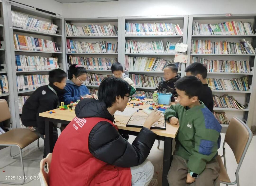 心聚梨江，锦旗映照治理路