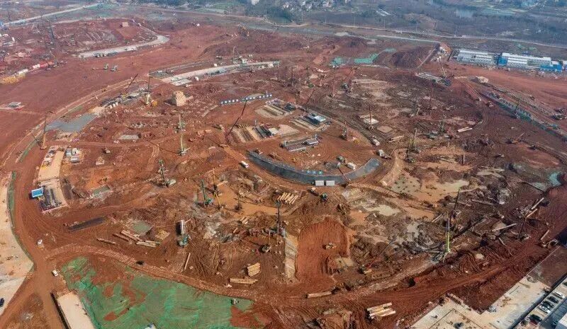 从高空俯瞰，主体育场的圆形地基已初具雏形。