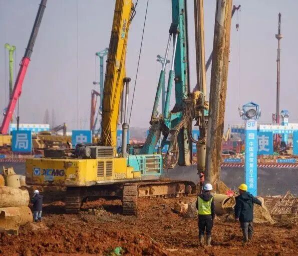 长沙奥体中心项目现场，施工人员在作业。