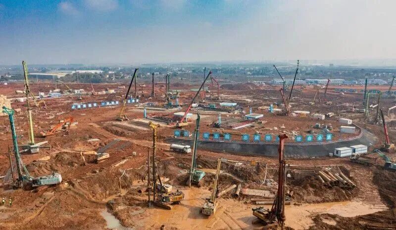 1月23日，长沙奥体中心建设现场，百余台“钢铁巨人”在作业。 均为长沙晚报全媒体记者邓迪摄