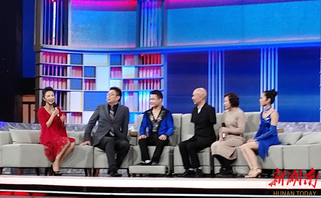 无臂擎日月——记湖南省自强模范、湘北残疾老兵歌舞团团长瞿代燕