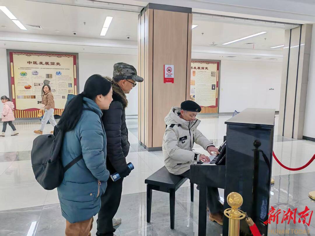 医院一角的温暖循环：他用琴声治愈自己，更抚慰他人