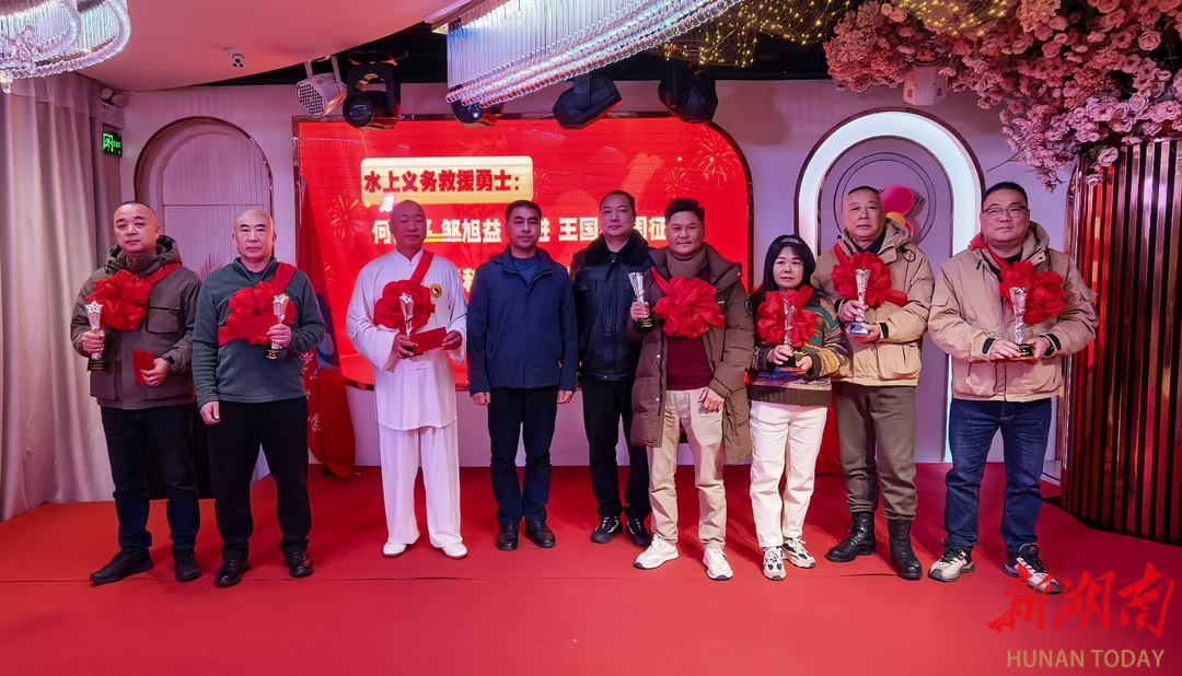 刻着他们名字的水晶杯，背后是70多次与死神的争夺，为这群桃江人点赞！