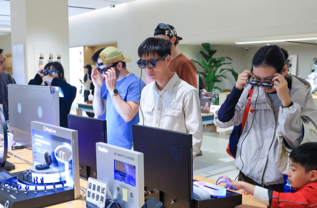 好评中国丨消费首破50万亿元映照“澎湃中国”